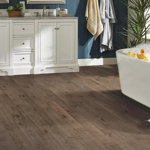 Laminate-Flooring-Soaking-Tub